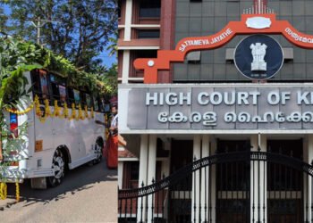 പൂക്കളും ഇലകളും വെച്ച് അലങ്കരിച്ച വാഹനങ്ങ​​ൾ തീർത്ഥാടനത്തിന് വേണ്ട; പിഴ ഈടാക്കണമെന്ന് നിർദേശിച്ച് ഹൈക്കോടതി