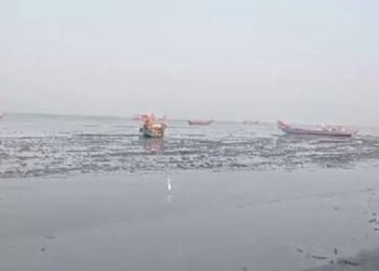 ആലപ്പുഴയിൽ കടല്‍ ഉള്‍വലിഞ്ഞു; ചെളിയിൽ കുടുങ്ങി ബോട്ടുകൾ
