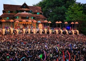നിര്‍ത്തിവെച്ച തൃശൂര്‍ പൂരം വെടിക്കെട്ട് ആരംഭിച്ചു; പാറമേക്കാവ് വിഭാഗത്തിന്റെ വെടിക്കെട്ട് അവസാനിച്ചു, ഉടന്‍ തിരുവമ്പാടി വിഭാഗം വെടിക്കെട്ടും ആരംഭിക്കും.