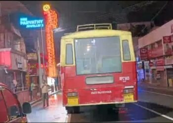 ബസ് നടുറോഡിൽ ‘പാർക്ക്’ ചെയ്ത് ഭക്ഷണം കഴിക്കാൻ പോയി; കെഎസ്ആർടിസി ഡ്രൈവർക്കെതിരെ നാട്ടുകാർ