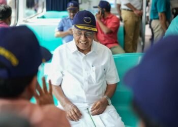 സിംഗപ്പൂര്‍ പര്യടനം വെട്ടിച്ചുരുക്കി ; മുഖ്യമന്ത്രി തിങ്കളാഴ്ച കേരളത്തിലെത്തും