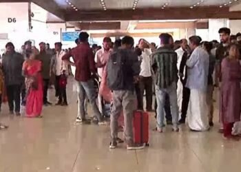 എയര്‍ ഇന്ത്യ ജീവനക്കാരുടെ സമരം തുടരുന്നു, കൂടുതല്‍ വിമാനങ്ങള്‍ റദ്ദാക്കി