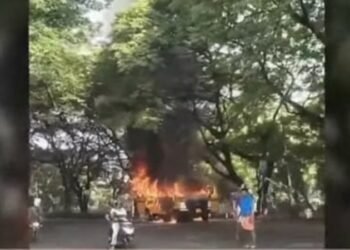 കുണ്ടന്നൂരില്‍ സ്‌കൂള്‍ ബസിന് തീപിടിച്ചു; ബസ് പൂര്‍ണമായും കത്തിനശിച്ചു.